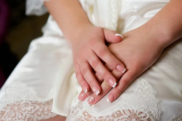 Elegante Vrouwelijke Handen Van Bruid Witte Jurk — Stockfoto