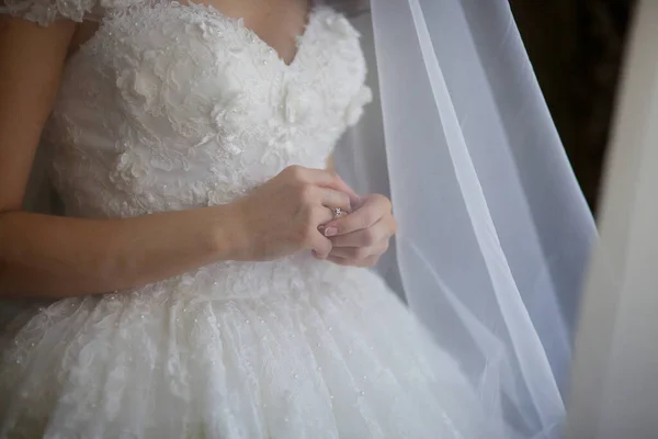 Elegantes Mãos Femininas Noiva Vestido Branco — Fotografia de Stock