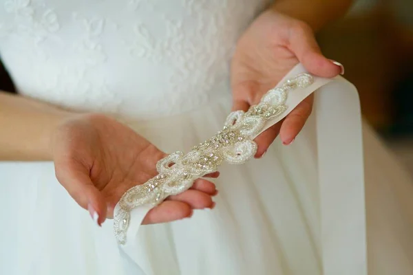 Eleganti Mani Femminili Sposa Abito Bianco — Foto Stock