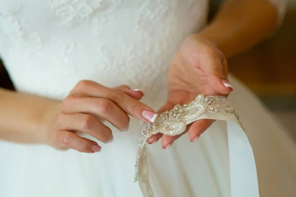 エレガントな女性の手の花嫁の白いドレス — ストック写真