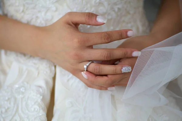 Elegante Vrouwelijke Handen Van Bruid Witte Jurk — Stockfoto