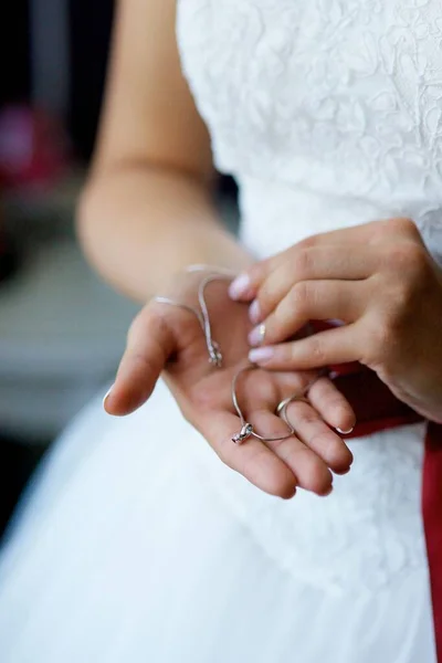 Elegante Vrouwelijke Handen Van Bruid Witte Jurk — Stockfoto
