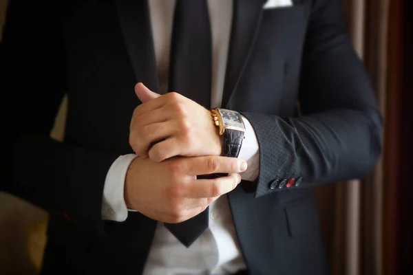男人的手和昂贵的手表 — 图库照片