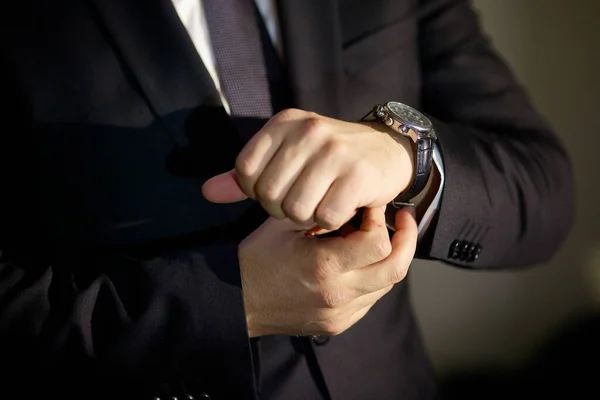 男人的手和昂贵的手表 — 图库照片