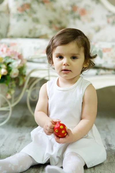 美丽的小女孩 戴着明亮的基督教复活节彩绘彩蛋 — 图库照片