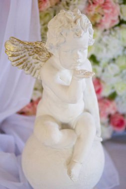Küçük bir meleğin heykelciği. Özel günlerde ya da tatillerde süslemeler arasında..