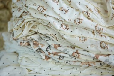 Giysi eşyaları depodaki rafta duruyor. Satılık tekstil ürünleri seçimi. Üretim ve depolama.