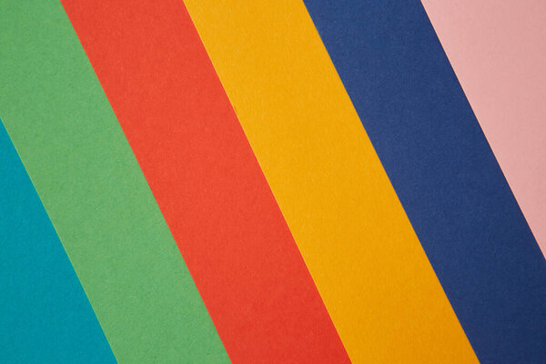 Набор цветной бумаги различных ярких цветов. Предпосылки для рекламы.