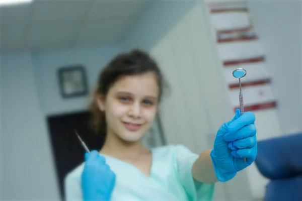 Att Spela Tandläkare Tandläkarmottagningen Tandläkarens Verktyg Sina Händer — Stockfoto