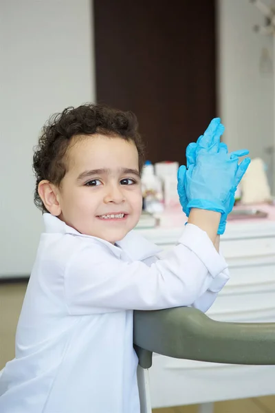 Giocando Dentista Nello Studio Dentistico Piccolo Medico Bambino Ragazzo — Foto Stock