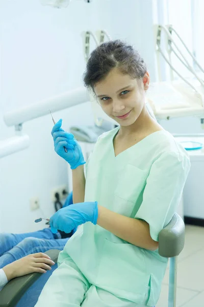 Brincar Aos Dentistas Consultório Dentário Menina Médico Trata Paciente — Fotografia de Stock