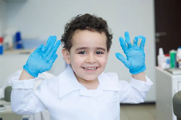 Diş Hekiminde Dişçilik Oynuyorum Küçük Doktor Bebeğim — Stok fotoğraf