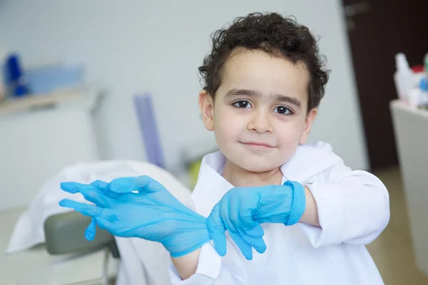 Giocando Dentista Nello Studio Dentistico Piccolo Medico Bambino Ragazzo — Foto Stock