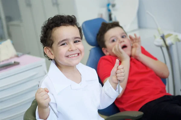 Spielender Zahnarzt Der Zahnarztpraxis Junge Arzt Behandelt Patient Der Patient — Stockfoto