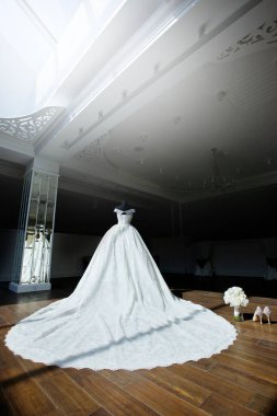 Dantelli, işlemeli kumaşlı, boncuklu gelinlikli manken..