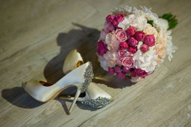 Gelin için kadın düğün ayakkabıları. Tatil ya da kutlama için ayakkabılar.