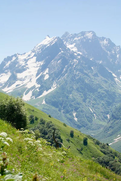 Zomer Berglandschap Hoge Bergen Boven Bergen Een Helderblauwe Lucht — Stockfoto