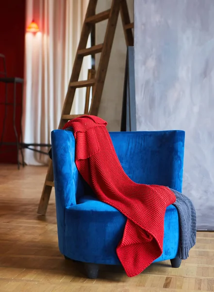 Sillón Azul Brillante Interior Estilo Loft Cuadros Punto Rojo Como — Foto de Stock