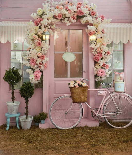 プロバンススタイルのピンクのドア 模倣だ 装飾用の自転車や花瓶 ストック写真