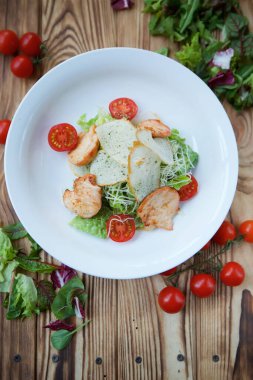 Restoranda şeften sebze ve et salatası..