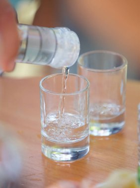 Alkollü içeceği bardağa doldur..