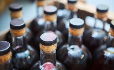 Kutuda alkollü içecek şişeleri.