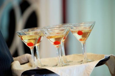 Tatil için kristal bardaklar, misafirler için bir sürü bardak.