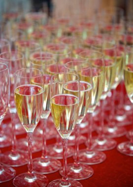 Tatil için kristal bardaklar, misafirler için bir sürü bardak.