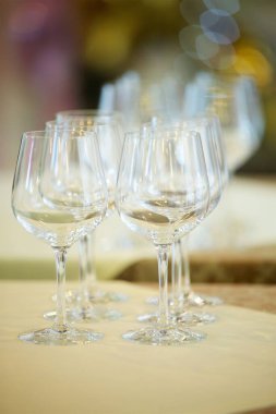Tatil için kristal bardaklar, misafirler için bir sürü bardak.