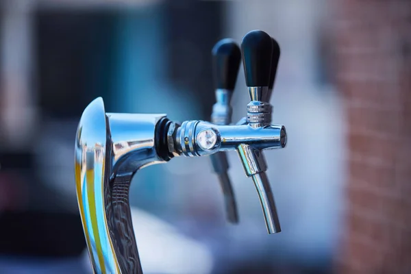 Device Pouring Alcoholic Beverage Beer Bar Cafe Outdoor — Stock Photo, Image