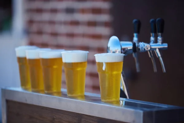 Plastik Bardakta Alkollü Içecek Birası Üst Üste Birkaç Bardak Açık - Stok İmaj
