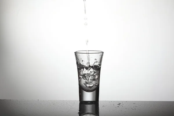 Agua que vierte —  Fotos de Stock