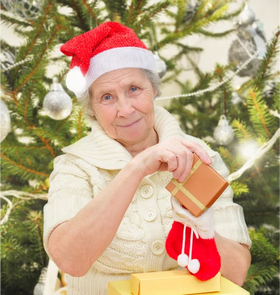 Grand-mère avec cadeaux de Noël — Photo