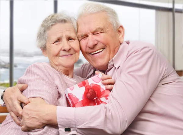 Glimlachend senior koppel knuffelen — Stockfoto