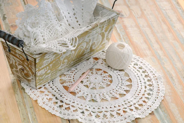 Dentelle blanche dans le panier vintage — Photo