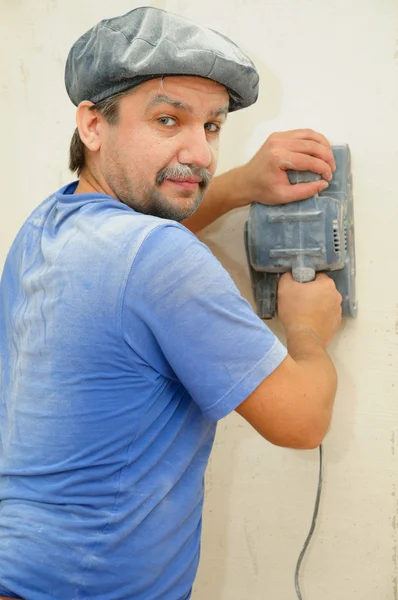 Trabalhador da construção mão-polimento da parede Imagem De Stock