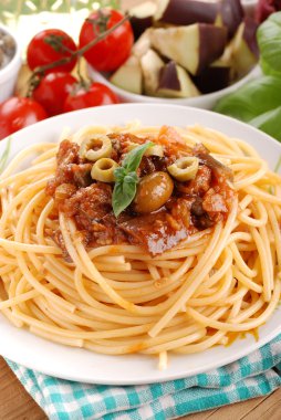 Spagetti ile zeytin ve patlıcan