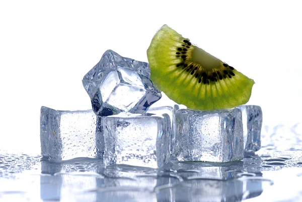 Ice cubes and kiwi — Stock Photo, Image