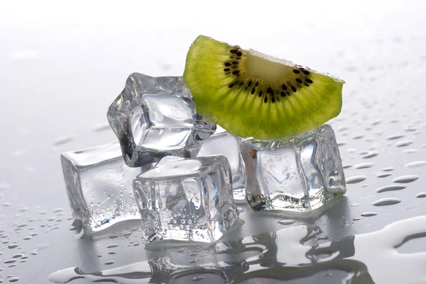 Кубики льда и киви — стоковое фото