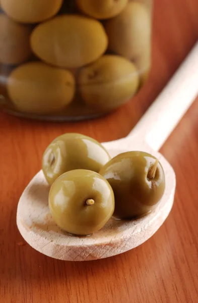Olive in cucchiaio di legno — Foto Stock