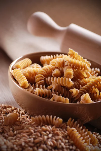 Whole wheat fusilli pasta — Stock Photo, Image