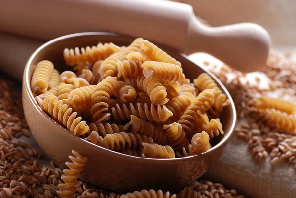 Whole wheat fusilli pasta — Stock Photo, Image