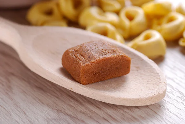 Cubo de caldo —  Fotos de Stock