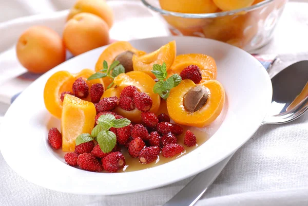 Fruitsalade met abrikozen en aardbeien — Stockfoto