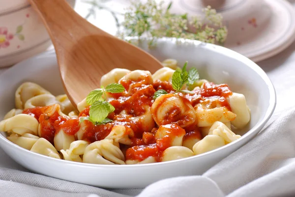 Tortellini avec sauce tomate — Photo