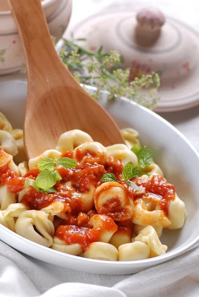 Tortellini med tomatsås — Stockfoto