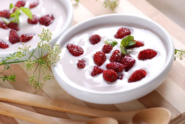 Crema de fresa con fruta entera —  Fotos de Stock