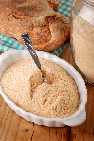 Pão migalhas na tigela branca — Fotografia de Stock