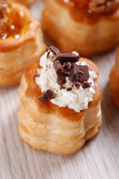 Vol au vent with shaved chocolate — Stock Photo, Image