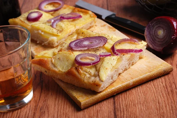 Επίπεδο ψωμί με πατάτες και κρεμμύδια — Φωτογραφία Αρχείου